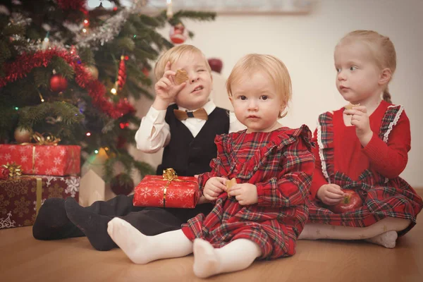 Barn Vid Tiden För Juldagen Packa Upp Gåvor Nära Trädet — Stockfoto