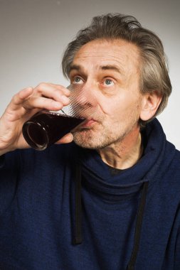 Yaşlı adam tatlı pasta ve pasta yiyor stüdyoda yemek olarak.