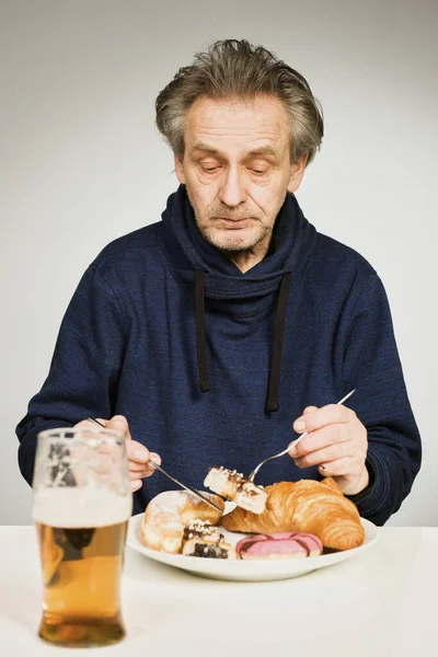 Homem Mais Velho Comer Doce Pastelaria Bolos Como Uma Refeição — Fotografia de Stock