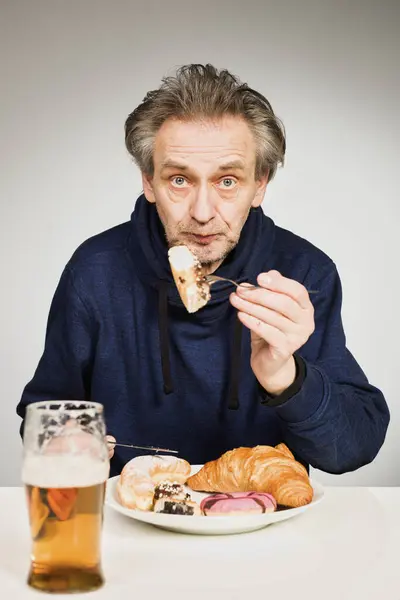 Homme Âgé Mangeant Des Pâtisseries Sucrées Des Gâteaux Comme Repas — Photo