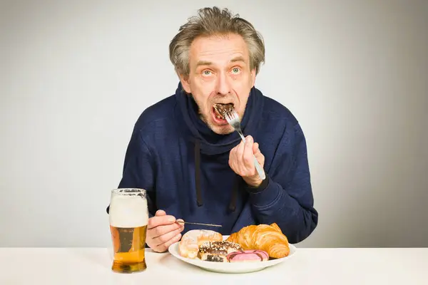 Hombre Mayor Comiendo Pasteles Dulces Pasteles Como Una Comida Estudio Fotos de stock libres de derechos