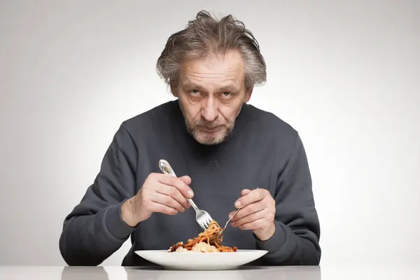 Starší Muž Jedl Špagety Mletým Masem Rajčaty Sýrem Stock Fotografie