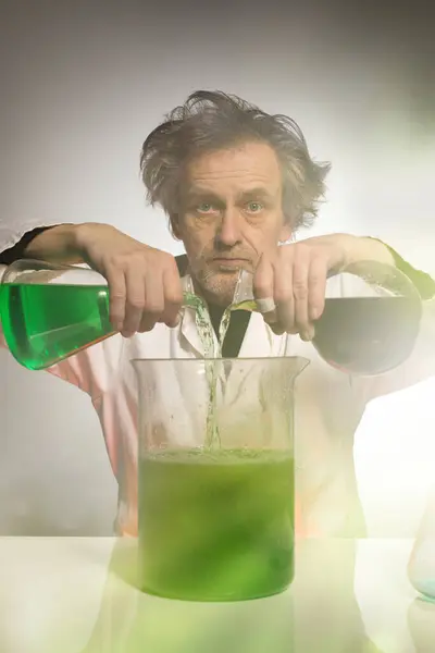 Older Crazy Chemist Preparing Chemical Experiment Some Liquids — Stock Photo, Image