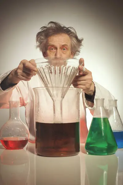 Starší Šílený Chemik Připravuje Chemický Experiment Nějakými Tekutinami Royalty Free Stock Obrázky