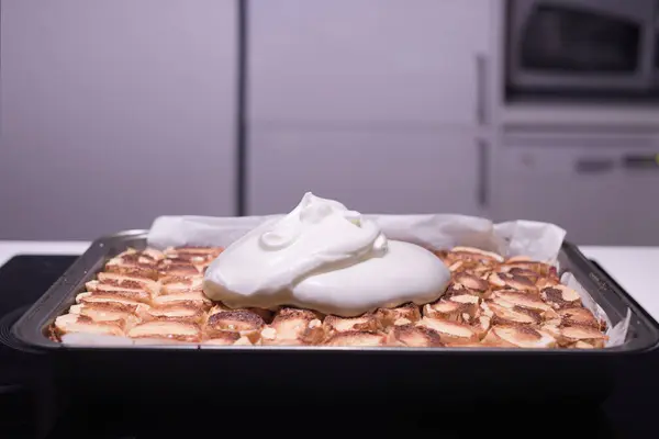 Backen Von Traditionellem Rollapfelkuchen Mit Nüssen Rosinen Und Zimt Bedeckt — Stockfoto