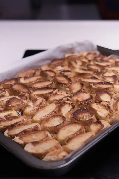 Horneado Torta Manzana Tradicional Con Nueces Pasas Canela Cubierta Con — Foto de Stock