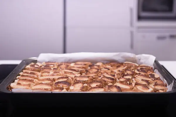 Pečení Tradičního Jablečného Koláče Ořechy Rozinkami Skořicí Pokryté Vaječným Bílkem — Stock fotografie