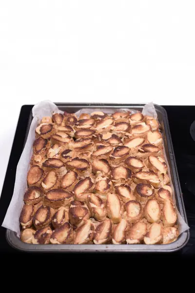 Pečení Tradičního Jablečného Koláče Ořechy Rozinkami Skořicí Pokryté Vaječným Bílkem Stock Obrázky