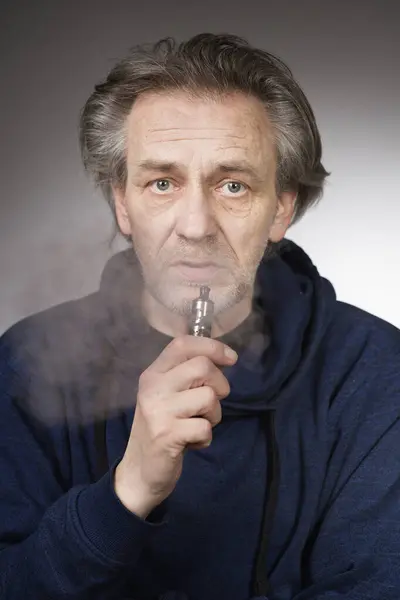 Hombre Mayor Con Arrugas Piel Cara Fumar Cigarrillo Electrónico Imagen de archivo