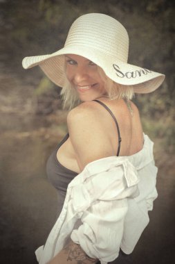 Yaz gölündeki güzel bayan gündüz portresi için poz veriyor.