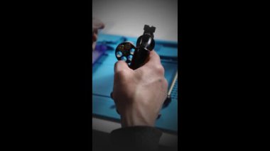 Silindiri temizlikten sonra 6 inç kalibre tabanca 357 magnum yükleniyor