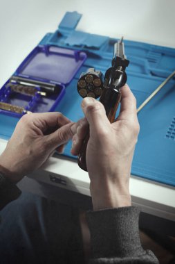 Evdeki altı inçlik tabanca kalibresi 357 magnum 'un icabına bakın.