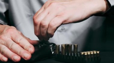 38 kalibrelik özel mermili küçük iki namlulu derringer tabanca yükleniyor.