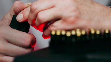 Yarı otomatik tabanca şarjörü yükleniyor. 9 mm 'lik Czech üretimi.