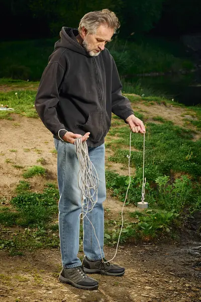 Şehir gölünde mıknatısla balık tutan yaşlı vatandaş silah buldu.