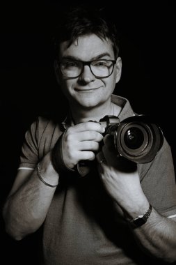 Kameralı gözlüklü ve gömlekli fotoğrafçı izole edilmiş.