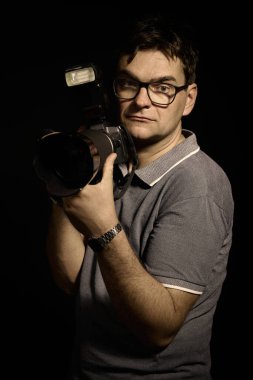 Kameralı gözlüklü ve gömlekli fotoğrafçı izole edilmiş.