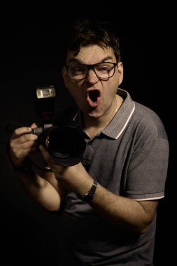 Kameralı gözlüklü ve gömlekli fotoğrafçı izole edilmiş.