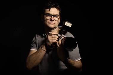 Kameralı gözlüklü ve gömlekli fotoğrafçı izole edilmiş.