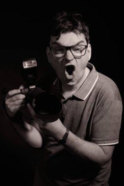 Kameralı gözlüklü ve gömlekli fotoğrafçı izole edilmiş.