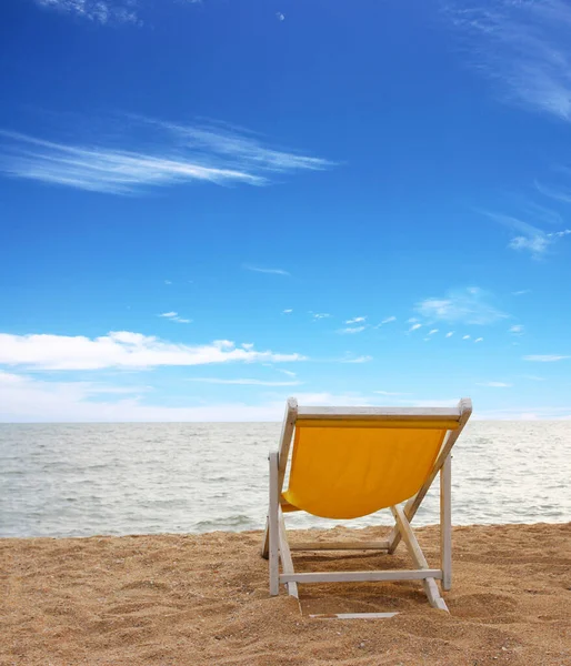 Strandstoel Het Witte Zandstrand Met Bewolkte Blauwe Lucht — Stockfoto