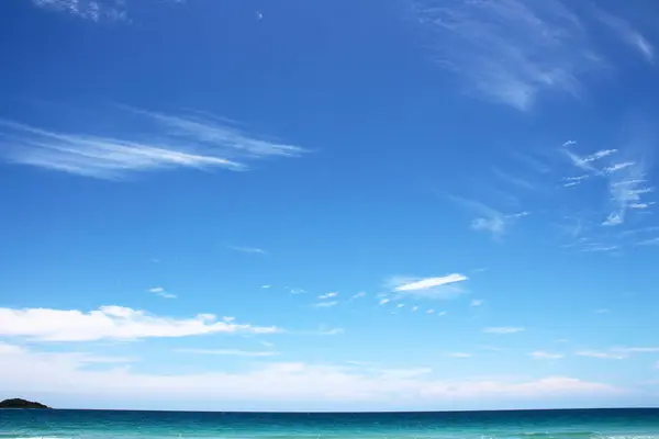 Witte Wolken Blauwe Lucht Oceaan Zee Textuur Achtergrond — Stockfoto