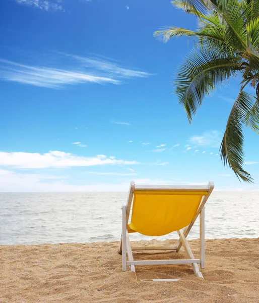 Strandstoel Het Witte Zandstrand Kokospalm Met Bewolkte Blauwe Lucht — Stockfoto