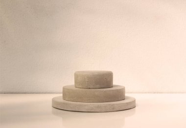 Sunum için boş alan gri arkaplanı. Ürün kozmetik ekran, podyum, sahne kaidesi veya pencerelerden güzel ışıklar ve gölgelerle donatılmış platformu göster. 