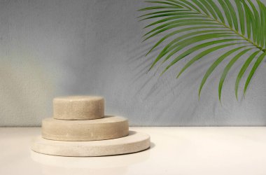 Sunum için boş alan gri arkaplanı. Ürün kozmetik ekran, podyum, sahne kaidesi veya pencerelerden güzel ışıklar ve gölgelerle donatılmış platformu göster. 