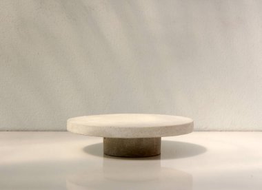 Sunum için boş alan gri arkaplanı. Ürün kozmetik ekran, podyum, sahne kaidesi veya pencerelerden güzel ışıklar ve gölgelerle donatılmış platformu göster. 