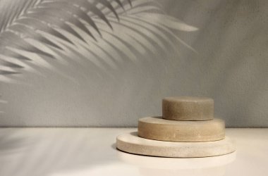 Sunum için boş alan gri arkaplanı. Ürün kozmetik ekran, podyum, sahne kaidesi veya pencerelerden güzel ışıklar ve gölgelerle donatılmış platformu göster. 