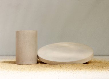 Sunum için kumun üzerindeki podyumlar ürün kozmetik ekran, sahne kaidesi veya platform arkaplanı gösteriyor