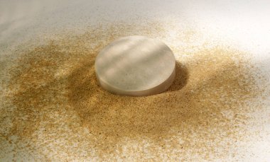 Sunum için kumun üzerindeki podyumlar ürün kozmetik ekran, sahne kaidesi veya platform arkaplanı gösteriyor