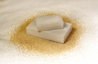 Sunum için kumun üzerindeki podyumlar ürün kozmetik ekran, sahne kaidesi veya platform arkaplanı gösteriyor