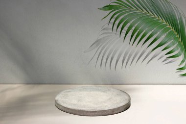 boş masa masası kozmetik ürün gösterimi, podyum, sahne kaidesi veya platformu gösterir.