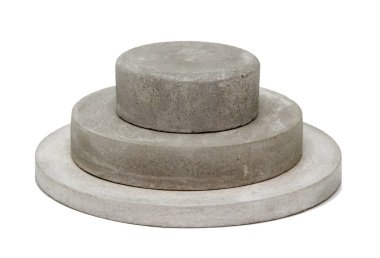 Beyaz arkaplanda izole edilmiş kozmetik veya cilt bakım ürünlerini göstermek için somut şablon podyum temeli 