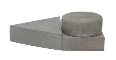 Beyaz arkaplanda izole edilmiş kozmetik veya cilt bakım ürünlerini göstermek için somut şablon podyum temeli 