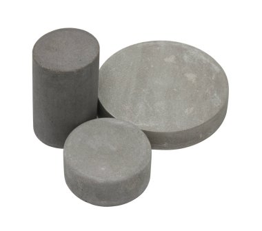 Beyaz arkaplanda izole edilmiş kozmetik veya cilt bakım ürünlerini göstermek için somut şablon podyum temeli 