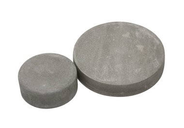 Beyaz arkaplanda izole edilmiş kozmetik veya cilt bakım ürünlerini göstermek için somut şablon podyum temeli 