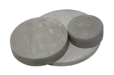 Beyaz arkaplanda izole edilmiş kozmetik veya cilt bakım ürünlerini göstermek için somut şablon podyum temeli 