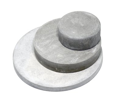 Beyaz arkaplanda izole edilmiş kozmetik veya cilt bakım ürünlerini göstermek için somut şablon podyum temeli 