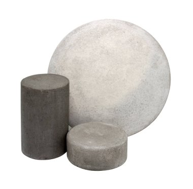 Beyaz arkaplanda izole edilmiş kozmetik veya cilt bakım ürünlerini göstermek için somut şablon podyum temeli 