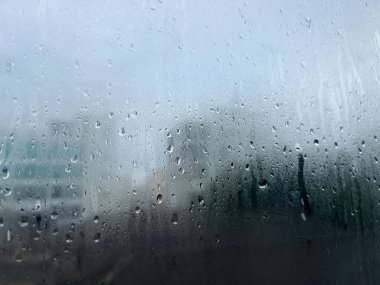 Su damlacıkları akan sisli camlar.