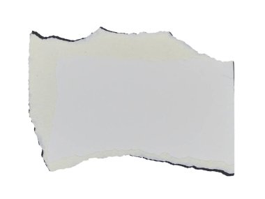 Yırtık siyah kenarlı beyaz kağıt beyaz arka planda izole