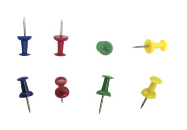 Beyaz arkaplanda izole edilmiş kağıt raptiyeler