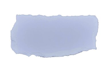 Beyaz yırtılmış kağıt kenarları beyaz arkaplanda izole edilmiş.