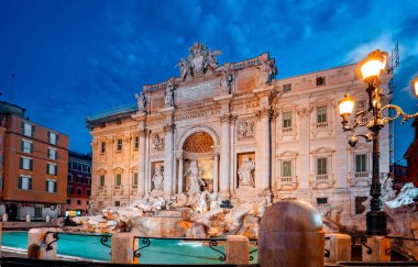 Akşamki meşhur Di Trevi Çeşmesi. Mermer heykellerle aydınlatılmış güzel bir bina..