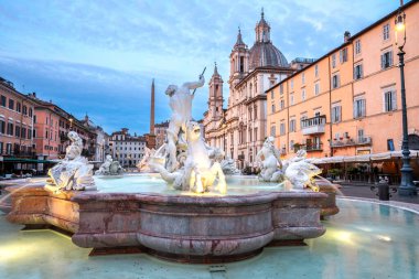 Roma 'daki güzel Piazza Navona. Neptün 'ün mermer çeşmeleri ve heykelleri.