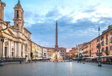 Roma 'daki güzel Piazza Navona. Neptün 'ün mermer çeşmeleri ve heykelleri.