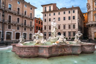 Roma 'daki güzel Piazza Navona. Neptün 'ün mermer çeşmeleri ve heykelleri.